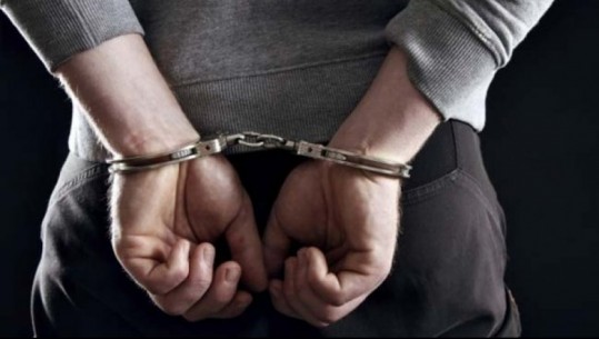 Berat, përndiqte të renë, arrestohet 23-vjeçari /EMRI