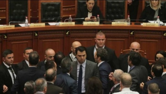 Opozita rrëmujë në foltore, Kuvendi miraton me votat e PS pr/ligjet e rendit të ditës