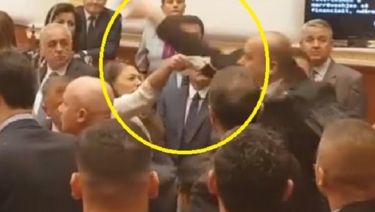 Video e re nga Kuvendi, Mehmetaj si Kryemadhi, në vend të çizmes godet Ramën me ...