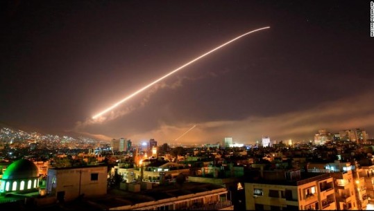Sulmi kimik ndaj civilëve, SHBA, Britania dhe Franca bombardojnë me raketa Sirinë/VIDEO