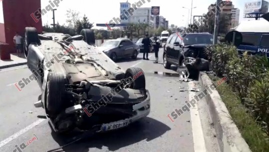 Durrës, aksidentohen dy automjete, një prej makinave përmbyset në rrugë/VIDEO