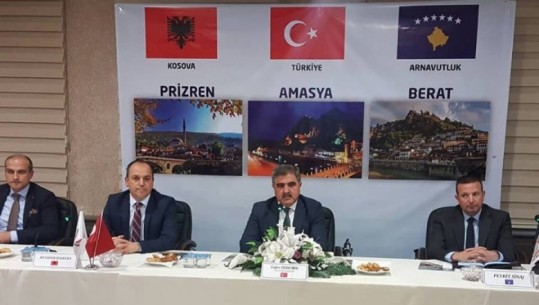 Turqit e presin me flamurin e shqipërisë kryebashkiakun e Prizrenit/Foto