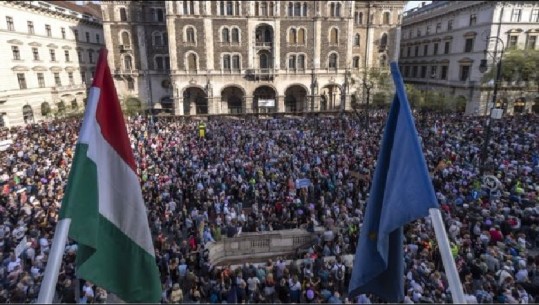 Hungari, mijëra njerëz protestojnë kundër qeverisë së ri-zgjedhur të Orban