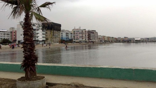 Durrës/ Betoni hyn brenda në det, ja gjendja tek Ura e Dajlanit (Fotot)