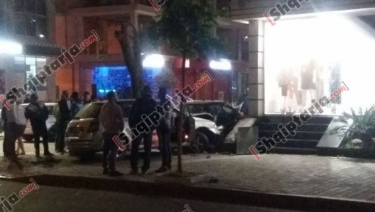 VD/Aksident në Elbasan, ishte me shpejtësi dhe nuk frenoi dot, makina përfundon në dyqan