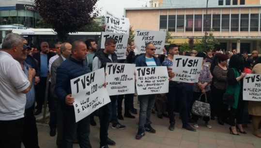 Kundër TVSH-së, biznesi i vogël protestë në Fier, deputeti i PD: Qeveria të tërhiqet 