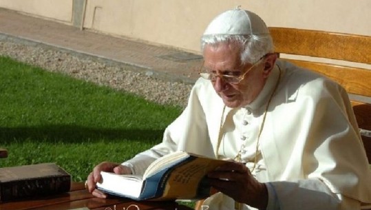 Papa Benedikti XVI mbush 91 vjeç. “Festë” në familje me vëllain