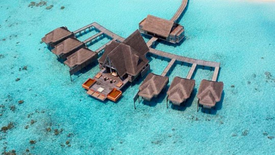 Hoteli me i Instagramuar në botë në Maldive, me restorant nënujor dhe vila marramendëse (Foto)