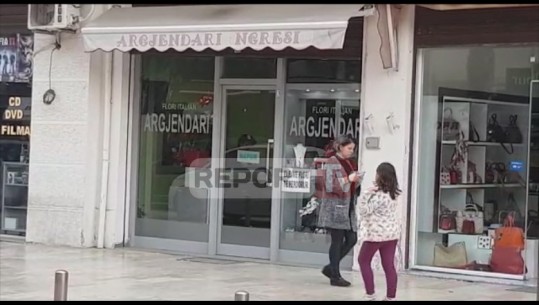 Durrës, dy të rinj grabisin argjendarinë, neutralizuan me elektroshok punonjësen