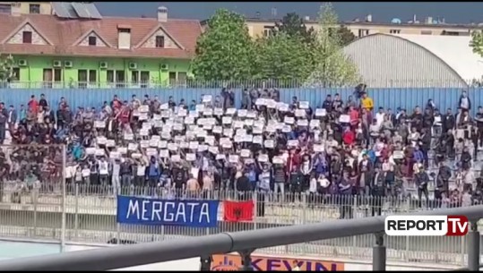 Protesta në ndeshjen Kukësi-Laçi, tifozët kërkojnë kërkojnë lirimin e 11 kuksianëve