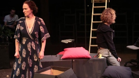 “Natën ma”, rikthen Ema Andrean si regjisore në Teatrin e Metropolit
