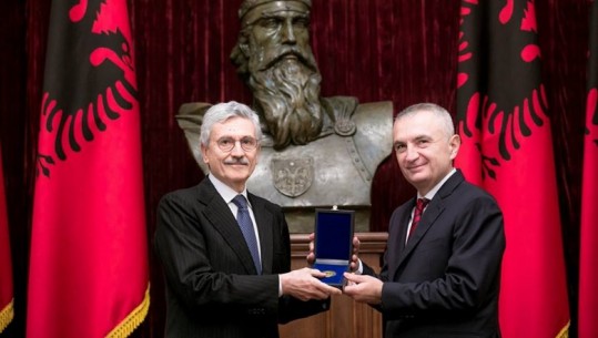 Ish-kryeministri italian D'Alema në Shqipëri, merr dekoratën 'Nënë Tereza'