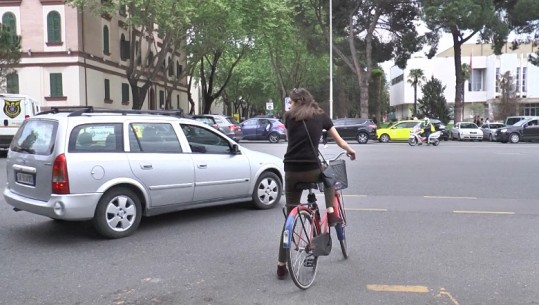 Sfidat e një çiklisti në Tiranë dhe shkeljet që bën 