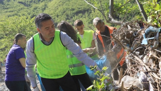 Ministri Klosi në pastrimin e lumit Shkumbin: Nuk do lejojmë askënd ta trajtojë mjedisin si mall pa zot