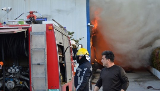 Zjarri në Kashar, drejtori i Zjarrfikësve: S’funksionoi alarmi, fabrika u dogj edhe vjet, u gjobit