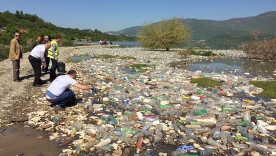 Kukës, aksion për pastrimin e liqenit te Fierzës në 'Ditën e Tokës' 