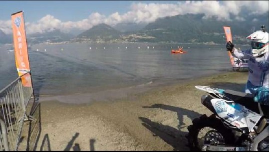 Vendos rekord botëror, italiani kalon liqenin me motor/VIDEO