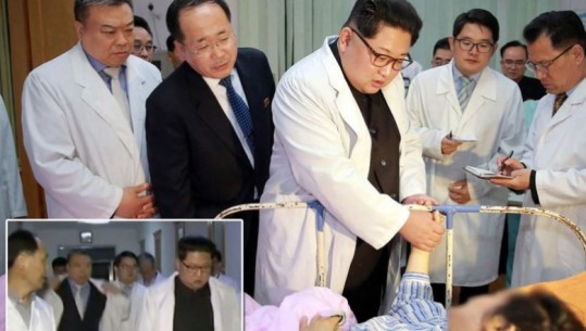Kim Jong Un si rrallëherë/ Viziton të mbijetuarit e aksidentit tragjik me 32 viktima në Kore dhe u prek duart