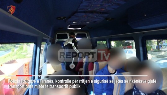 VIDEO/Policia gjobit furgonët që transportojnë nxënësit: Nuk përdoren rripat e sigurimit