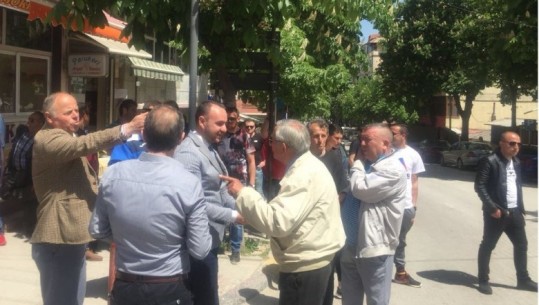 Pogradec, tregtarët protestojnë për tarifën e tvsh: Po detyrohemi të mbyllim bizneset