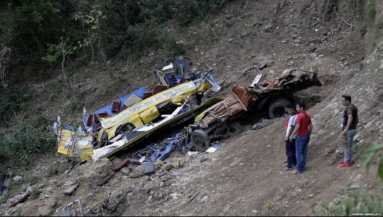 Indi, treni përplas autobusin e shkollës, humbin jetën 13 fëmijë