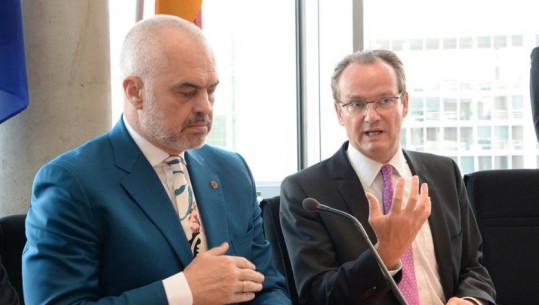 Deputeti gjerman: Shqipëria nuk është gati për negociatat, ia thashë edhe Ramës
