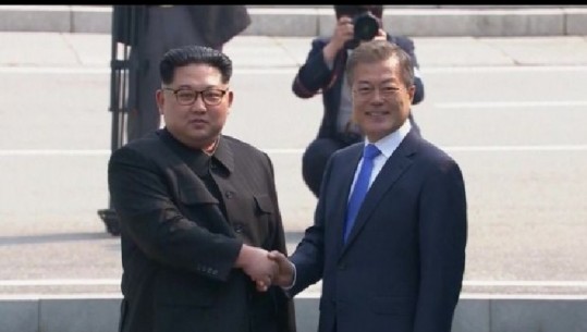 FOTO+VIDEO/Takim historik midis liderve Korean, Kim Jong Un takohet me Moon Jae-in