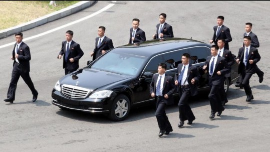 Kim Jong Un në Korenë e Jugut, 12 truproja ndjekin makinën e tij me vrap/VIDEO