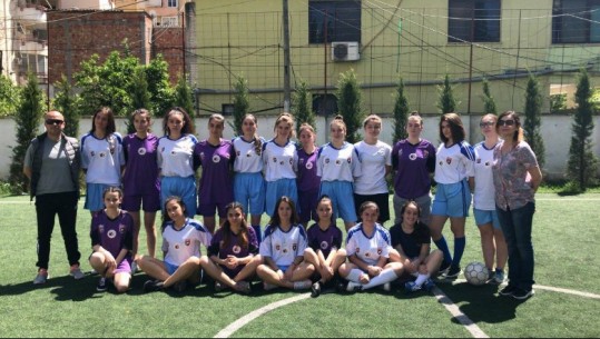 Pasioni s’ka gjini, femrat në Tiranë sfidojnë meshkujt edhe në futboll