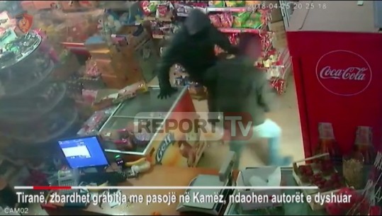 VIDEO/Momenti kur grabitësit hyjnë në market në Kamëz, në pamje duket edhe fëmija