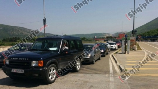 Mbërrin vera?! Turistët kosovarë dynden drejt Durrësit, radhë të gjata në Kukës