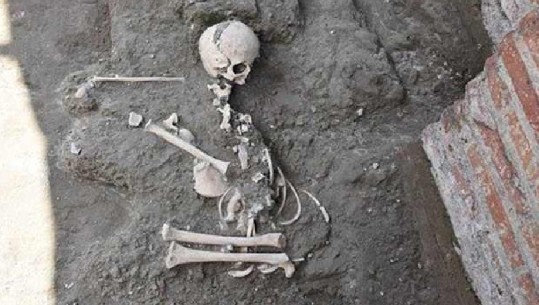 FOTO/Zbulohet skeleti i 7 vjeçarit, që u përpoq ti shpëtonte shpërthimit të Vezuvit para 2 mijë vjetësh në Pompei