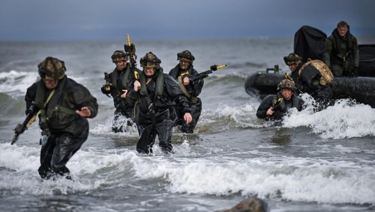 Trupat britanike zbarkojnë në Skoci/ NATO tregon muskujt me 11 mijë forca