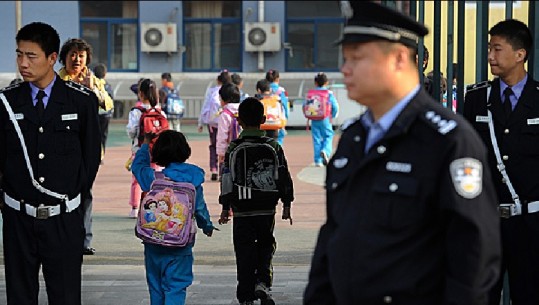 Kinë, sulm me thikë në shkollë, 7 nxënës humbin jetën