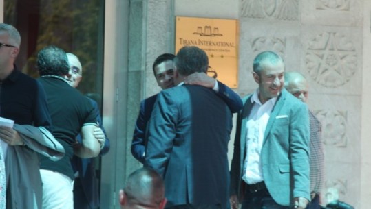 Puthje e përqafime pas Asamblesë së PS, Ruçi serioz, ja kryebashkiaku më i qeshur