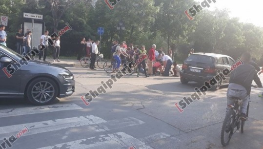 VIDEO/Aksident në Tiranë, makina përplas 12 vjeçarin me biçikletë
