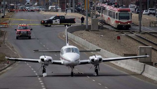 Kanada, probleme teknike, aeroplani bën ulje emergjente në autostradë/VD