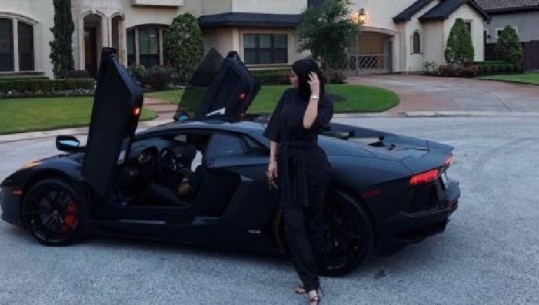 Kylie Jenner na prezanton me makinën e saj luksoze