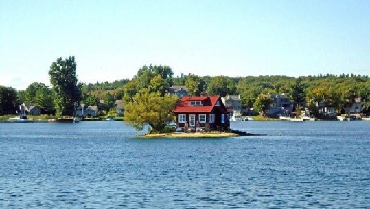 Ishulli më i vogël në botë, me një shtëpi dhe një pemë