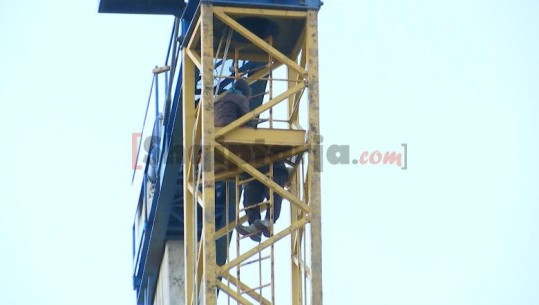 Burrë e grua zbresin pas 15 orëve nga vinçi, Teuta Saraçi: Policia na premtoi zgjidhje