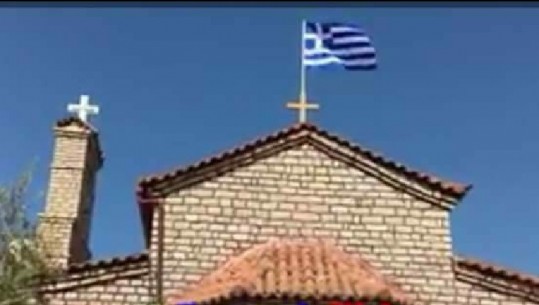 Foto/ Kisha në Delvinë ngre flamurin grek, shqiptarët e Kosovës vijnë dhe e grisin