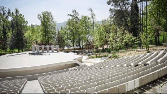 Fotot/ Ja si është transformuar Amfiteatri i Liqenit në Tiranë, këngëtari grek e inauguron më 1 qershor