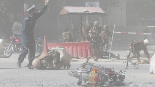 Ja momenti i shpërthimit, pamjet e tmerrit ku mbetën të vdekur 25 persona në Kabul/VIDEO
