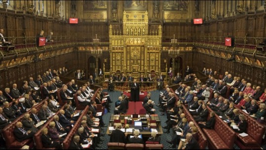 Britani, Dhoma e Lordëve bllokon qeverinë të dalë nga BE pa marrëveshje me Brukselin