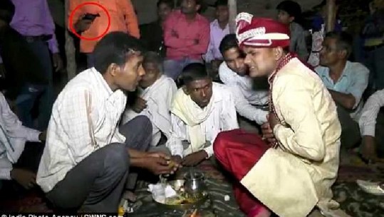 Një burrë qëllon me armë dhe vret dhëndrin gjatë ceremonisë së dasmës në Indi/VIDEO