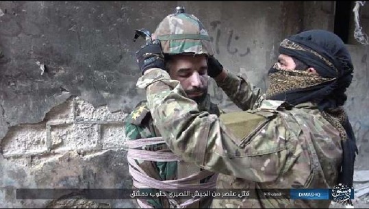 ISIS shfaq metodën më të fundit të terrorit, përdor të burgosurin si bombë ajrore