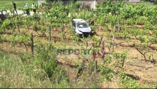 Aksident në Fushë Krujë, një nga makinat përfundon në arë/VIDEO