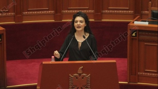 Fotot/ Deputetja socialiste habit me dekoltenë e saj në foltoren e Kuvendit
