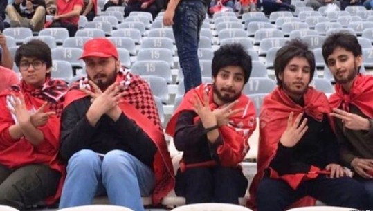 Pesë gra të maskuara sfidojnë ligjin në Iran, hyjnë në stadium/FOTO