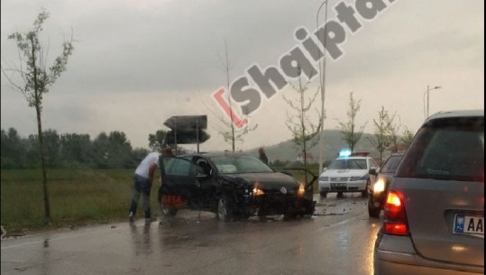 Përplasen 3 mjete në aksin Tiranë-Rinas, plagosen 2 persona/FOTO